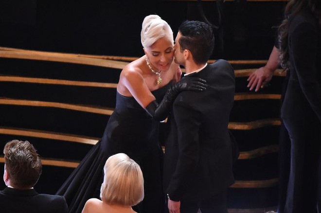 Khoảnh khắc siêu dễ thương: Lady Gaga chỉnh lại nơ cổ cho Rami Malek, trao nhau nụ hôn giữa Oscar - Ảnh 2.