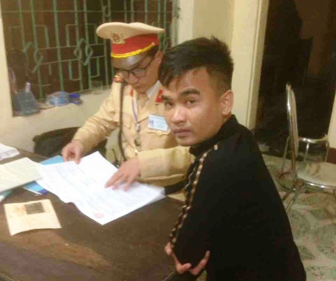 Nghệ An: Ph&aacute;t hiện t&agrave;i xế sử dụng ma t&uacute;y khi điều khiển xe - Ảnh 1.
