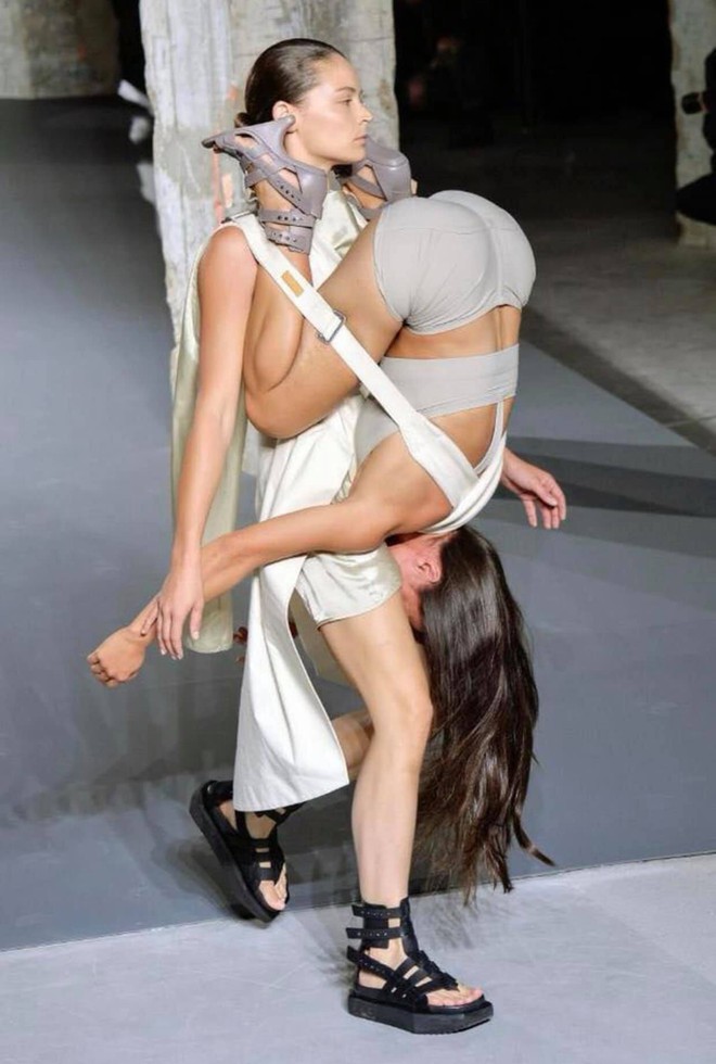 Giới thiệu đến bạn cảnh giới catwalk mới: lộn đầu lộn cổ, chổng ngược v&aacute;c x&aacute;c nh&igrave;n đ&atilde; thấy mệt - Ảnh 1.