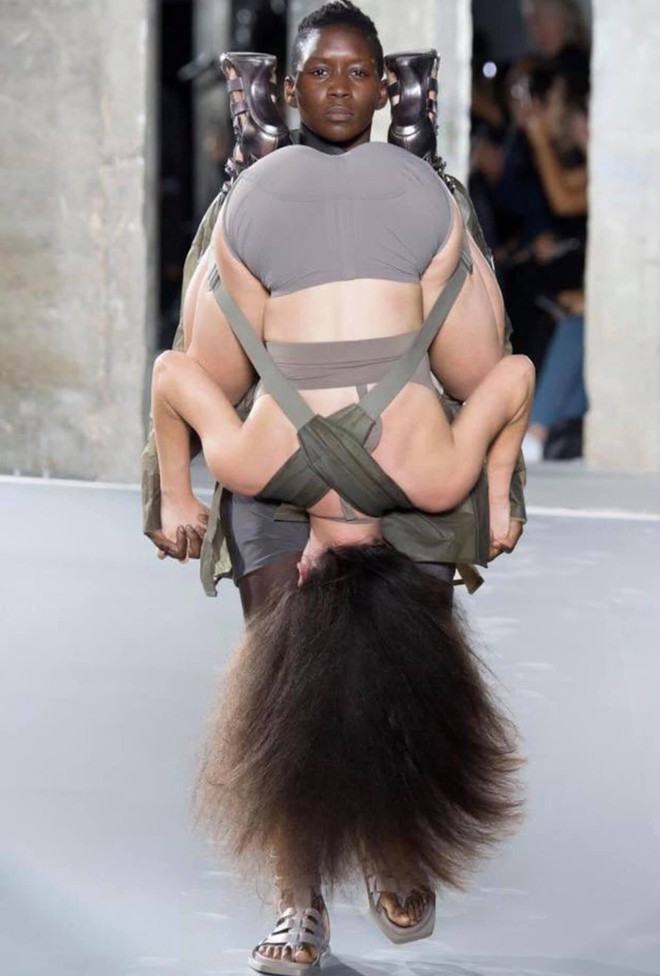 Giới thiệu đến bạn cảnh giới catwalk mới: lộn đầu lộn cổ, chổng ngược v&aacute;c x&aacute;c nh&igrave;n đ&atilde; thấy mệt - Ảnh 3.
