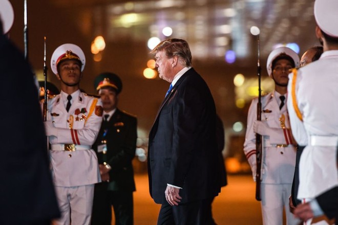 Những hình ảnh đầu tiên của Tổng thống Trump tại Hà Nội qua ống kính phóng viên quốc tế - Ảnh 8.