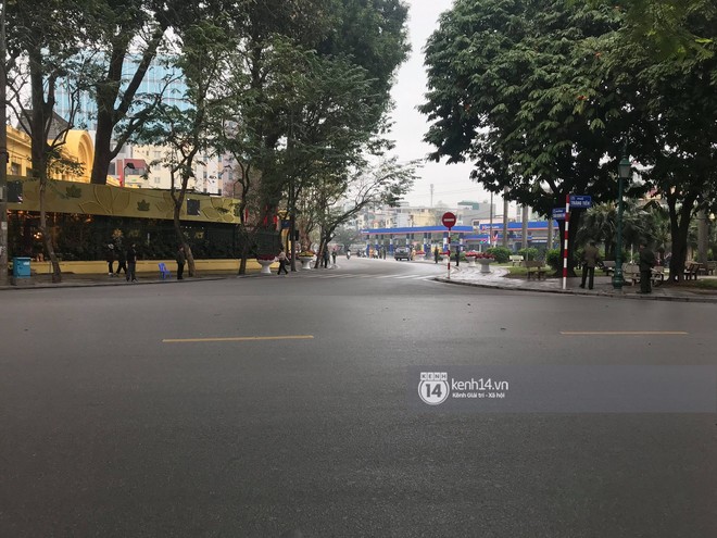 Người dân đứng hai bên đường chào đón đoàn xe chủ tịch Triều Tiên Kim Jong Un đang di chuyển về trung tâm Hà Nội - Ảnh 18.