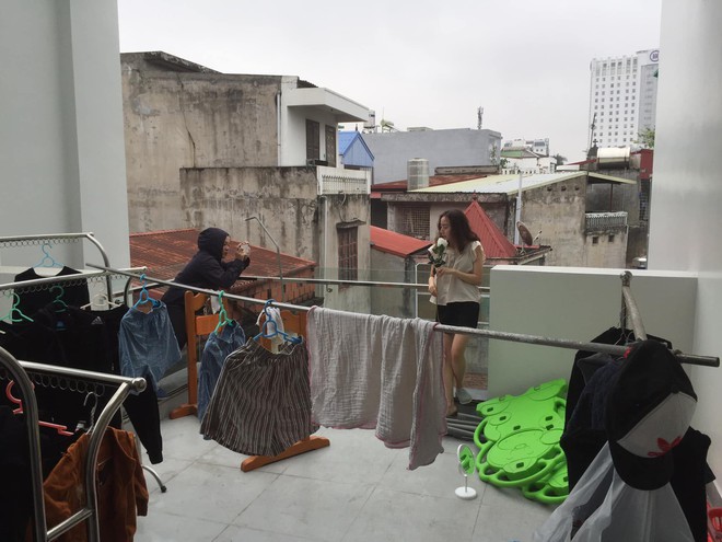 Hậu trường ảnh girl xinh lưng trần tạo d&aacute;ng với hoa hồng cho bạn c&oacute; th&ecirc;m định nghĩa về l&ograve;ng tốt của bạn th&acirc;n - Ảnh 4.