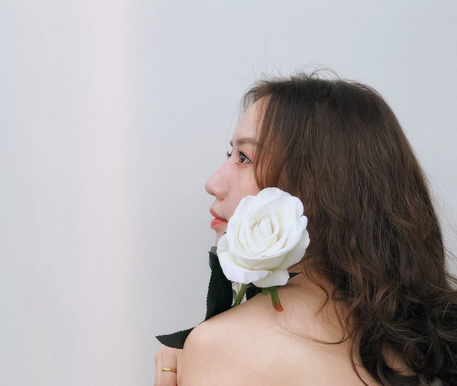 Hậu trường ảnh girl xinh lưng trần tạo dáng với hoa hồng cho bạn có thêm định nghĩa về lòng tốt của bạn thân - Ảnh 7.