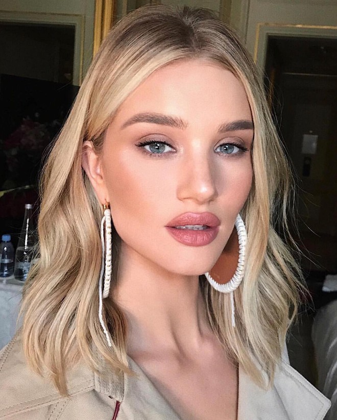 Siêu mẫu Rosie Huntington-Whiteley cũng có làn da dầu dễ nổi mụn như bạn và đây là combo sản phẩm cô dùng hằng ngày - Ảnh 1.