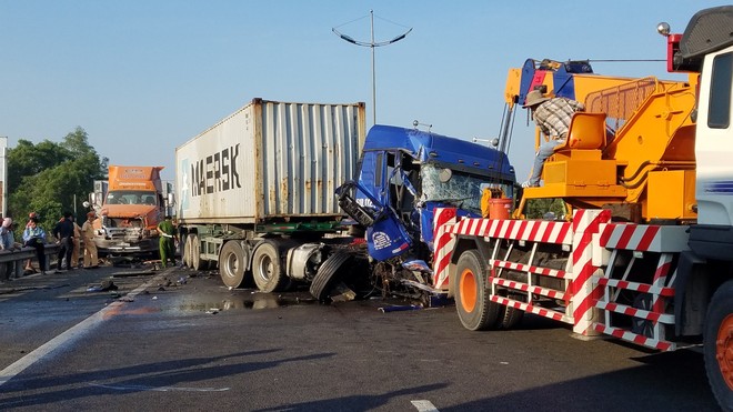 Xuống đường giúp xe đầu kéo bị chết máy, tài xế container bị xe ô tô khác đâm tử vong thương tâm - Ảnh 2.