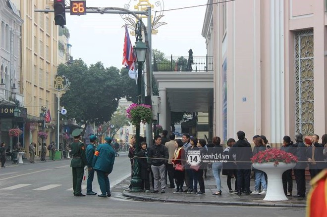 Người dân đứng hai bên đường chào đón đoàn xe chủ tịch Triều Tiên Kim Jong Un đang di chuyển về trung tâm Hà Nội - Ảnh 11.