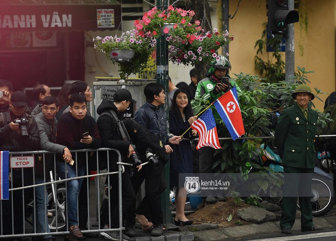 Người dân đứng hai bên đường chào đón đoàn xe chủ tịch Triều Tiên Kim Jong Un đang di chuyển về trung tâm Hà Nội - Ảnh 10.