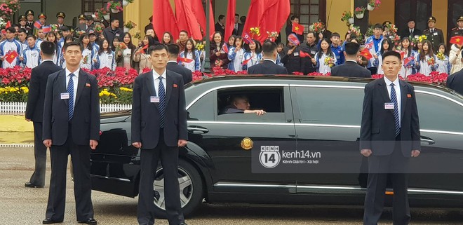 Ông Kim Jong Un hạ kính xe bọc thép, vẫy tay chào người dân Việt Nam - Ảnh 1.