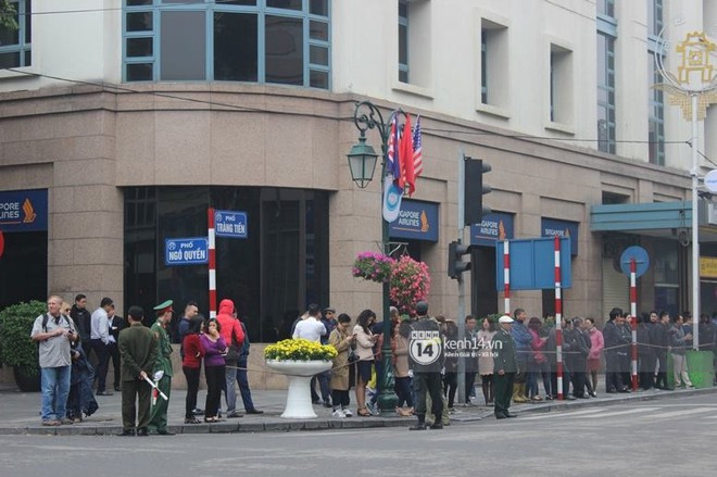 Người dân đứng hai bên đường chào đón đoàn xe chủ tịch Triều Tiên Kim Jong Un đang di chuyển về trung tâm Hà Nội - Ảnh 9.