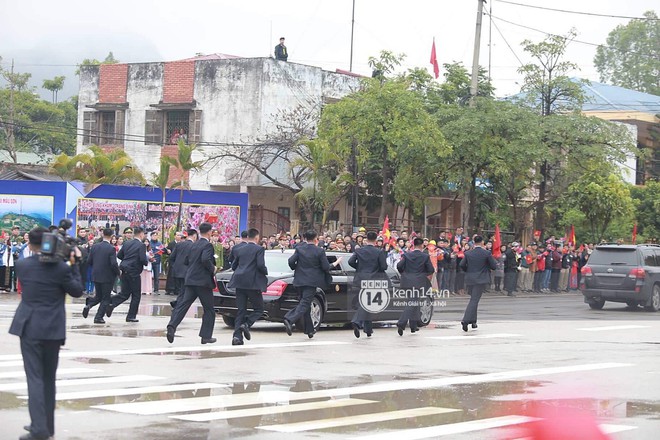 Dàn vệ sĩ tinh nhuệ tái hiện màn chạy bộ ấn tượng bên xe của Chủ tịch Kim Jong-un trước ga Đồng Đăng - Ảnh 2.