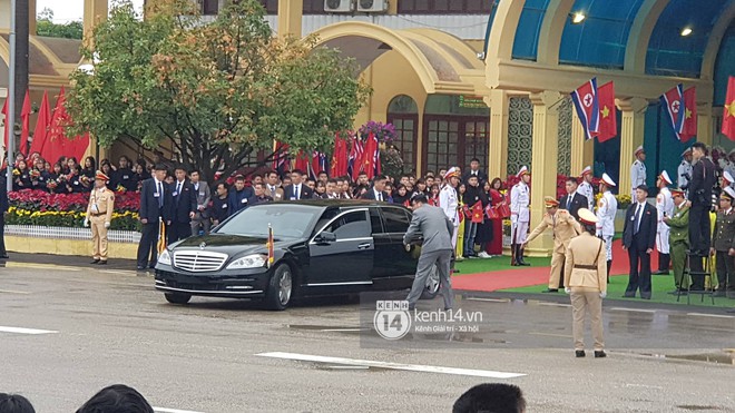 Chủ tịch Triều Tiên Kim Jong Un xuống tàu ở Đồng Đăng, ngồi xe sang Mercedes S600 di chuyển về Hà Nội - Ảnh 11.