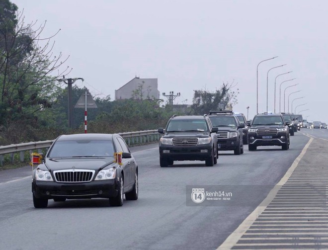 Người dân đứng hai bên đường chào đón đoàn xe chủ tịch Triều Tiên Kim Jong Un đang di chuyển về trung tâm Hà Nội - Ảnh 7.