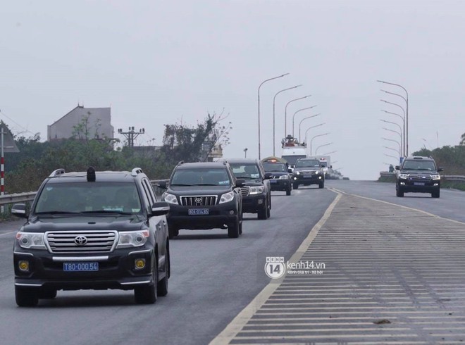 Người dân đứng hai bên đường chào đón đoàn xe chủ tịch Triều Tiên Kim Jong Un đang di chuyển về trung tâm Hà Nội - Ảnh 8.