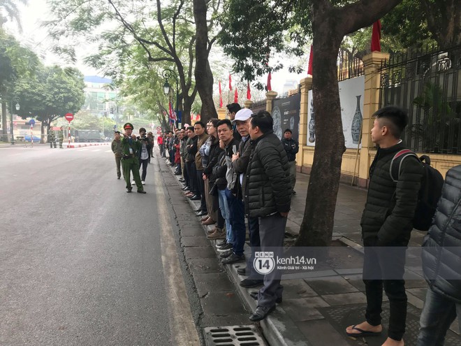 Người dân đứng hai bên đường chào đón đoàn xe chủ tịch Triều Tiên Kim Jong Un đang di chuyển về trung tâm Hà Nội - Ảnh 13.