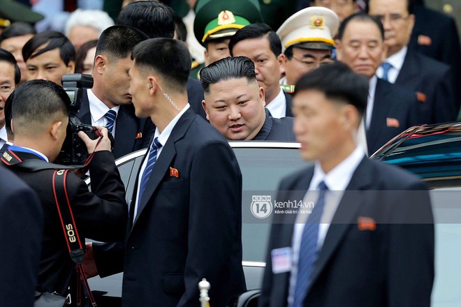 Chủ tịch Triều Tiên Kim Jong Un xuống tàu ở Đồng Đăng, ngồi xe sang Mercedes S600 di chuyển về Hà Nội - Ảnh 13.