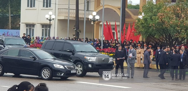 Chủ tịch Triều Tiên Kim Jong Un xuống tàu ở Đồng Đăng, ngồi xe sang Mercedes S600 di chuyển về Hà Nội - Ảnh 3.