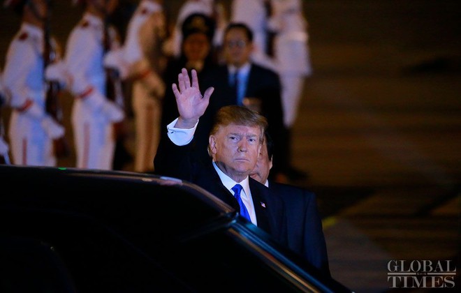 Những hình ảnh đầu tiên của Tổng thống Trump tại Hà Nội qua ống kính phóng viên quốc tế - Ảnh 10.