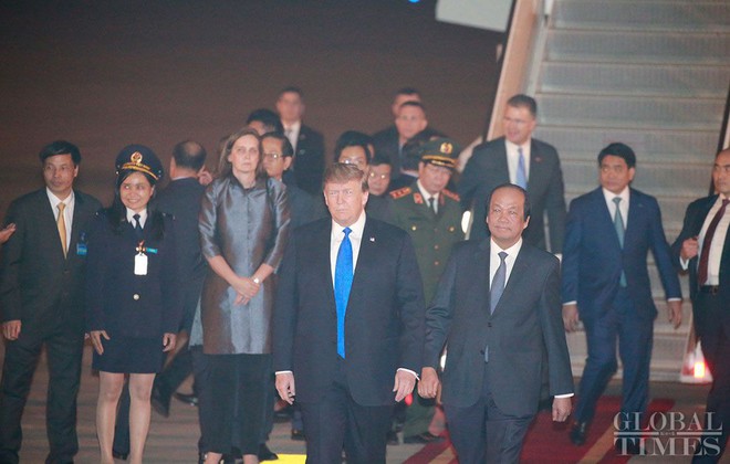 Những hình ảnh đầu tiên của Tổng thống Trump tại Hà Nội qua ống kính phóng viên quốc tế - Ảnh 9.