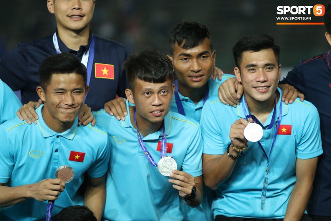 Trong gi&acirc;y ph&uacute;t U22 Việt Nam nhận huy chương, một người h&ugrave;ng chỉ lặng lẽ nh&igrave;n tất cả - Ảnh 8.