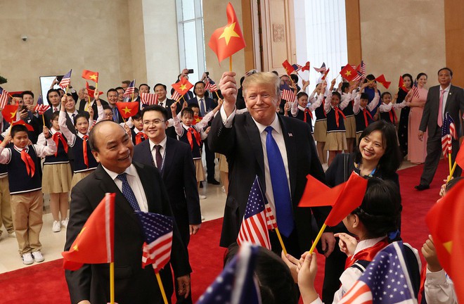 Khoảnh khắc bất ngờ đầy ấn tượng của Tổng thống Trump khi hội kiến Thủ tướng Nguyễn Xuân Phúc - Ảnh 4.