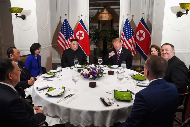 Tổng thống Trump đề nghị phóng viên chụp mình và Chủ tịch Kim thật bảnh trong bữa ăn tối - Ảnh 1.