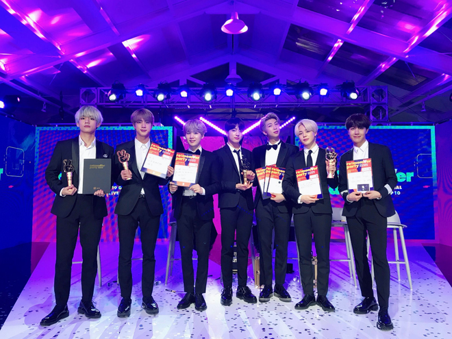 Nhận 3 giải lớn ở 2 buổi lễ trong 1 ngày, BTS đe doạ soán ngôi ông hoàng Daesang của EXO - Ảnh 1.