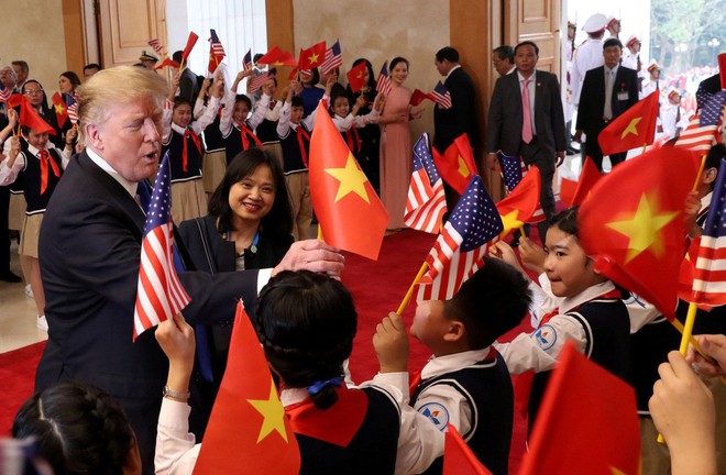 Khoảnh khắc bất ngờ đầy ấn tượng của Tổng thống Trump khi hội kiến Thủ tướng Nguyễn Xuân Phúc - Ảnh 3.