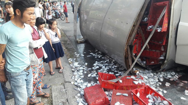 &Ocirc; t&ocirc; tải h&uacute;c văng 3 người đi xe m&aacute;y rồi lật nh&agrave;o, 2 tấn c&aacute; tr&agrave;n xuống đường - Ảnh 4.