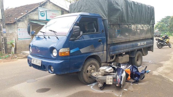 Hà Tĩnh: Bị truy đuổi, xe chở gỗ lậu tông CSGT bị thương phải nhập viện - Ảnh 1.