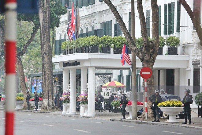 Ngày đầu thượng đỉnh Mỹ - Triều: An ninh thắt chặt tại khách sạn Metropole, người dân lân cận phải xuất trình CMT để được vào nhà - Ảnh 1.