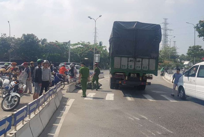 Đà Nẵng: Va chạm với ô tô tải, người phụ nữ điều khiển xe máy tử vong thương tâm - Ảnh 1.