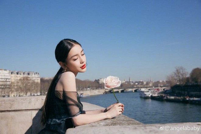 Thả dáng tại Paris, Angela Baby chứng minh đẳng cấp nhan sắc tựa công chúa bước ra từ cổ tích - Ảnh 1.