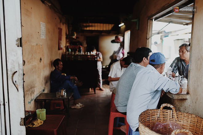 Quán cà phê bạc màu hơn nửa thế kỷ giữa lòng Sài Gòn: Đi đâu rồi cũng về ngồi đây, nhìn thành phố đổi thay nhiều lắm! - Ảnh 3.