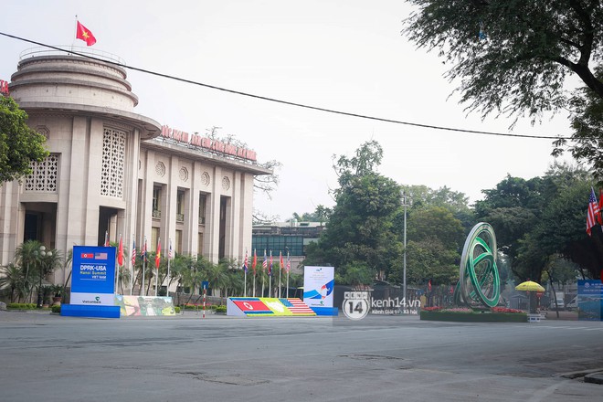 Nhiều tuyến phố Hà Nội vắng lặng, yên bình trước giờ diễn ra cuộc gặp thượng đỉnh giữa Tổng thống Donald Trump và Chủ tịch Kim Jong Un - Ảnh 4.