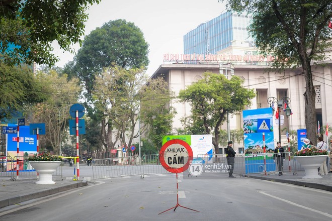 Nhiều tuyến phố Hà Nội vắng lặng, yên bình trước giờ diễn ra cuộc gặp thượng đỉnh giữa Tổng thống Donald Trump và Chủ tịch Kim Jong Un - Ảnh 10.