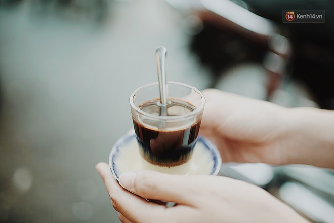 Quán cà phê bạc màu hơn nửa thế kỷ giữa lòng Sài Gòn: Đi đâu rồi cũng về ngồi đây, nhìn thành phố đổi thay nhiều lắm! - Ảnh 1.