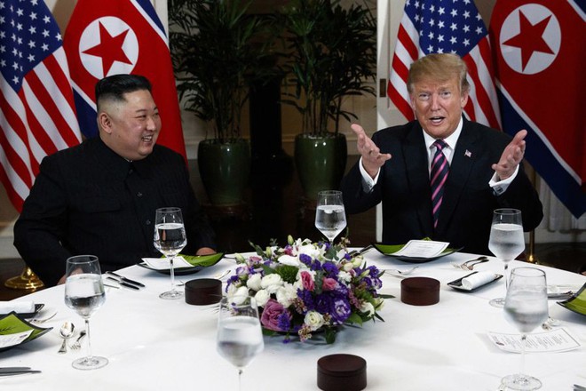 Tổng thống Trump đề nghị ph&oacute;ng vi&ecirc;n chụp m&igrave;nh v&agrave; Chủ tịch Kim thật bảnh trong bữa ăn tối - Ảnh 2.