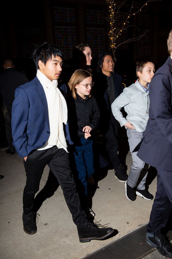 Khung cảnh hiếm hoi: Angelina Jolie đưa cả 6 đứa con đi dự sự kiện và dàn nhóc tỳ xưa kia giờ đã lớn lắm rồi! - Ảnh 6.