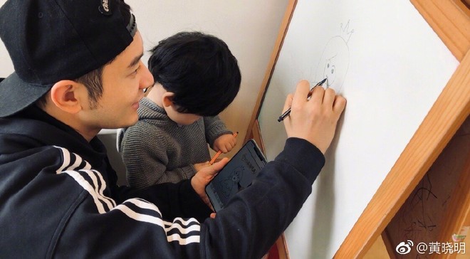 Đập tan tin đồn rạn nứt, Huỳnh Hiểu Minh c&ugrave;ng con trai tặng Angela Baby m&oacute;n qu&agrave; sinh nhật đặc biệt đ&uacute;ng 0h s&aacute;ng - Ảnh 2.