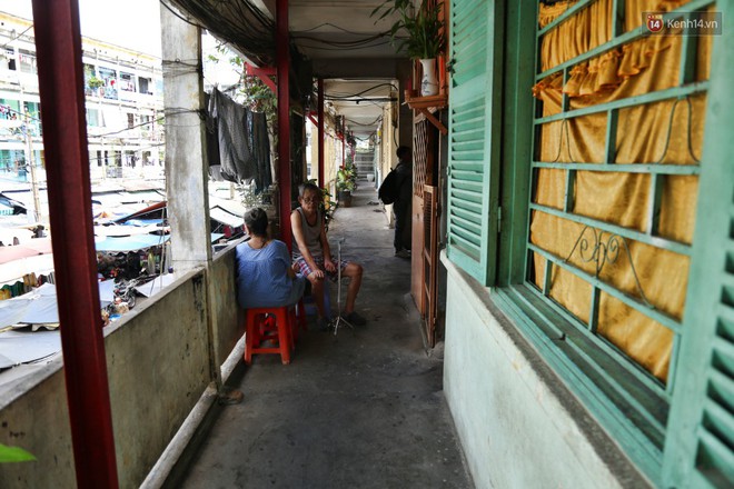 Bên trong chung cư ở Sài Gòn như răng rụng khiến người dân lo lắng vì nguy cơ đổ sập - Ảnh 3.