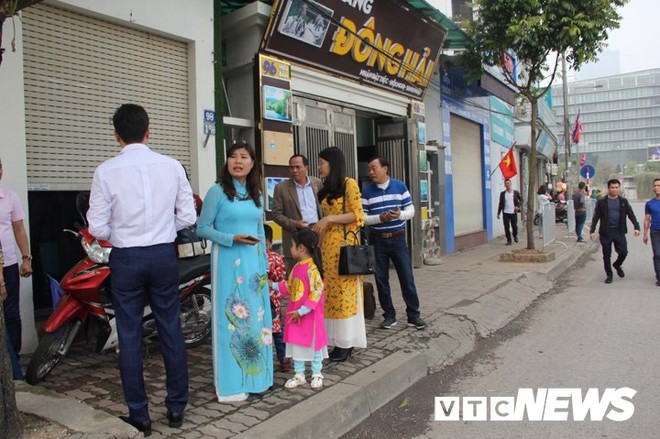 Cấm đường bảo vệ Hội nghị Mỹ - Triều, xe rước dâu chôn chân ngoài đại lộ, cô dâu chú rể xách váy chạy bộ - Ảnh 1.