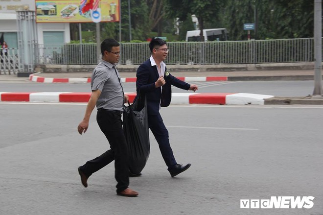 Cấm đường bảo vệ Hội nghị Mỹ - Triều, xe rước dâu chôn chân ngoài đại lộ, cô dâu chú rể xách váy chạy bộ - Ảnh 6.