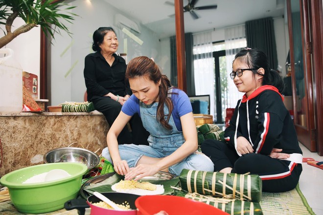 Sao Vbiz tất bật g&oacute;i b&aacute;nh chưng, b&aacute;nh T&eacute;t chuẩn bị đ&oacute;n Tết: Người qu&acirc;y quần c&ugrave;ng gia đ&igrave;nh, người rủ cả &ecirc;-k&iacute;p c&ugrave;ng tham gia - Ảnh 15.