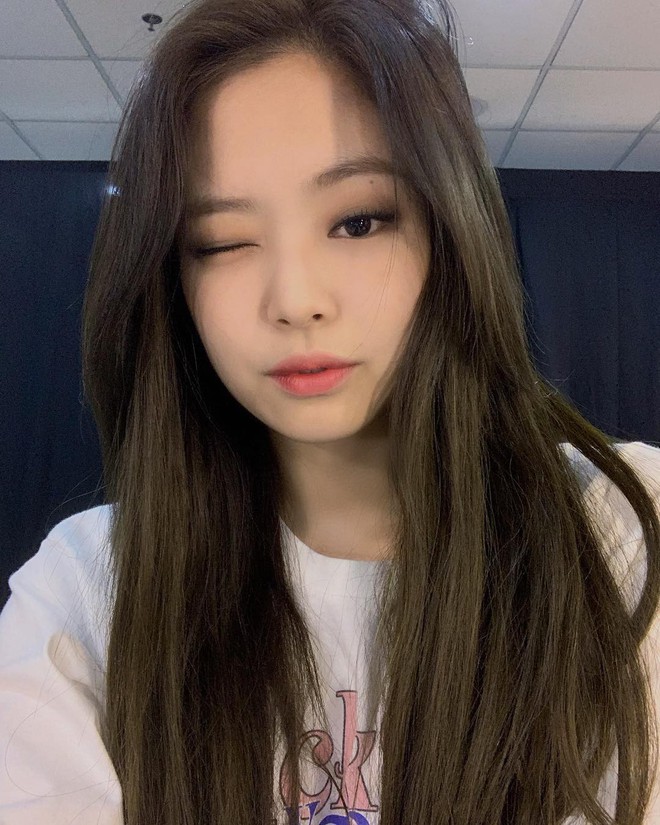 Em cũng chỉ là con gái thôi: Jennie selfie cả 7749 tấm hình nhưng chỉ chọn đúng 3 bức đẹp nhất để đăng sống ảo - Ảnh 2.