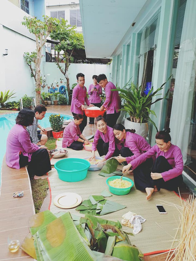 Sao Vbiz tất bật g&oacute;i b&aacute;nh chưng, b&aacute;nh T&eacute;t chuẩn bị đ&oacute;n Tết: Người qu&acirc;y quần c&ugrave;ng gia đ&igrave;nh, người rủ cả &ecirc;-k&iacute;p c&ugrave;ng tham gia - Ảnh 8.