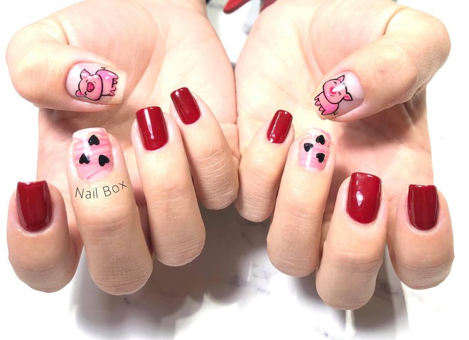 Nail con heo: Chúc mừng năm mới - năm của con heo! Nhân dịp này, chúng tôi mang đến cho bạn một mẫu Nail con heo đầy tinh tế. Với sự kết hợp giữa vẽ tay và decal, chúng tôi đã tạo ra một mẫu độc đáo và đầy sáng tạo. Ghé thăm cửa hàng của chúng tôi để tìm kiếm các mẫu Nail đầy ý nghĩa khác!