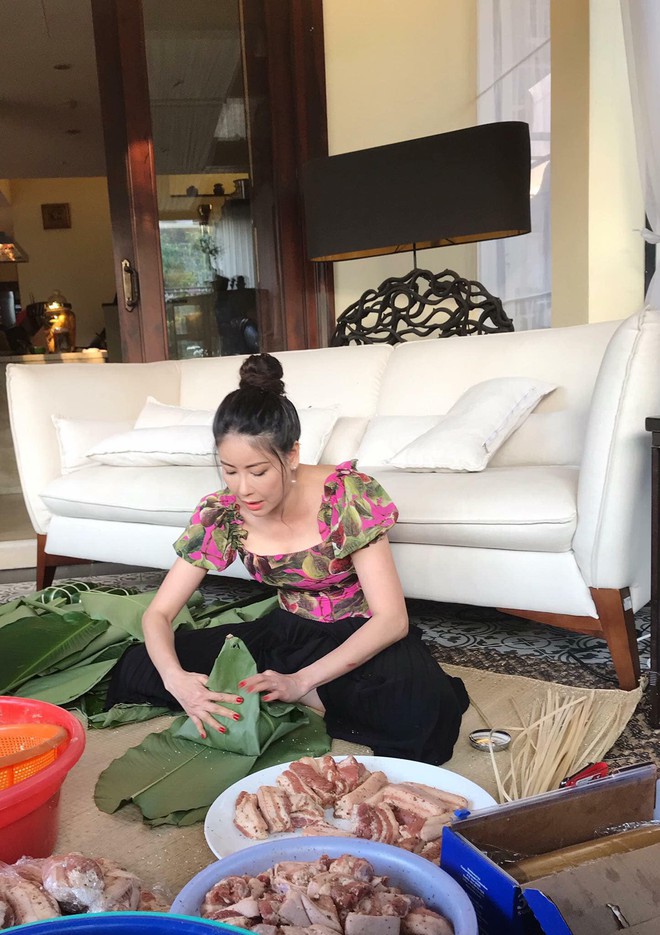Sao Vbiz tất bật g&oacute;i b&aacute;nh chưng, b&aacute;nh T&eacute;t chuẩn bị đ&oacute;n Tết: Người qu&acirc;y quần c&ugrave;ng gia đ&igrave;nh, người rủ cả &ecirc;-k&iacute;p c&ugrave;ng tham gia - Ảnh 13.