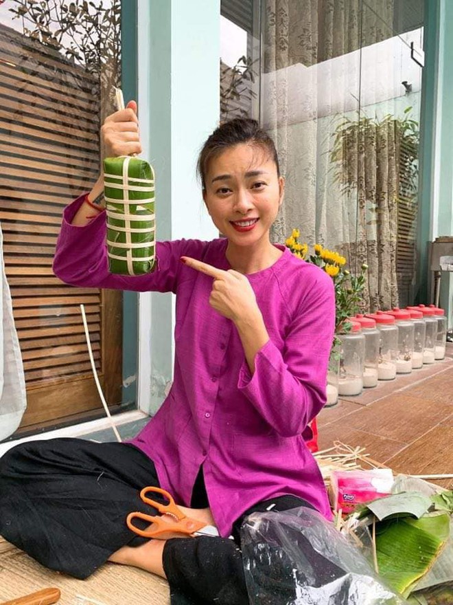 Sao Vbiz tất bật g&oacute;i b&aacute;nh chưng, b&aacute;nh T&eacute;t chuẩn bị đ&oacute;n Tết: Người qu&acirc;y quần c&ugrave;ng gia đ&igrave;nh, người rủ cả &ecirc;-k&iacute;p c&ugrave;ng tham gia - Ảnh 10.