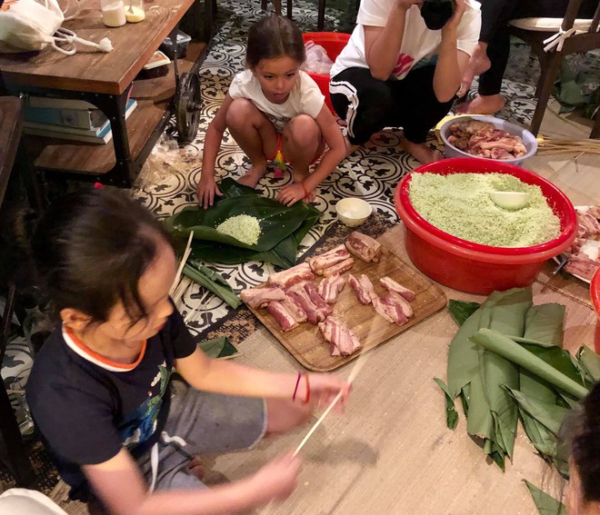 Sao Vbiz tất bật g&oacute;i b&aacute;nh chưng, b&aacute;nh T&eacute;t chuẩn bị đ&oacute;n Tết: Người qu&acirc;y quần c&ugrave;ng gia đ&igrave;nh, người rủ cả &ecirc;-k&iacute;p c&ugrave;ng tham gia - Ảnh 12.